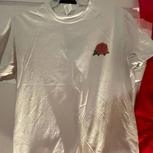Graphic rose tee/ Large
